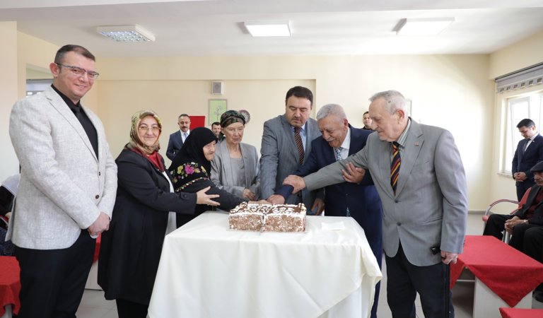 Dünya Yaşlılar Günü Huzurevinde Kutlandı