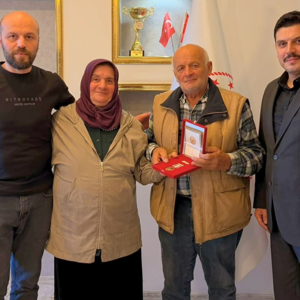 Kıbrıs Gazimiz Muzaffer Travacı’ya KKTC Millî Mücadele Madalyası Takdim Edildi. - fotoğraf 1