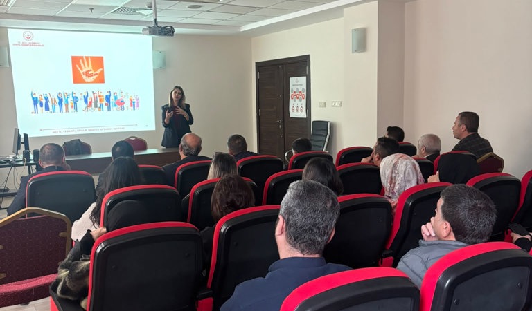 Şiddet Önleme ve İzleme Merkezi Müdürlüğü personelleri tarafından, İl Özel İdaresi personellerine Kadına Yönelik Şiddetle Etkin Mücadele ve Erken Yaşta Evliliklerin Önlenmesi konulu eğitim verildi.