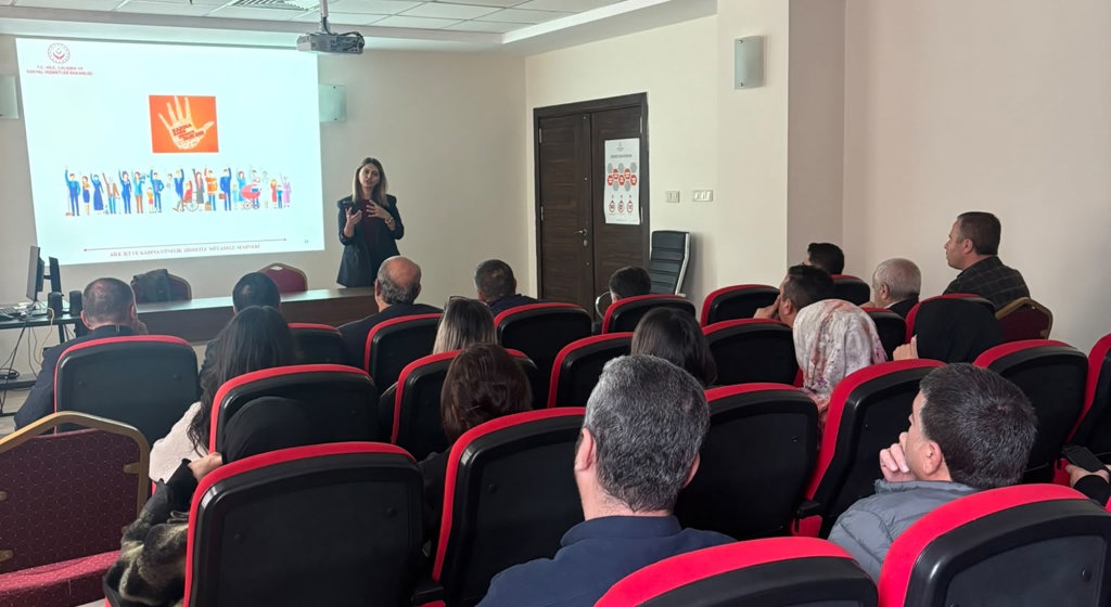 Şiddet Önleme ve İzleme Merkezi Müdürlüğü personelleri tarafından, İl Özel İdaresi personellerine Kadına Yönelik Şiddetle Etkin Mücadele ve Erken Yaşta Evliliklerin Önlenmesi konulu eğitim verildi.