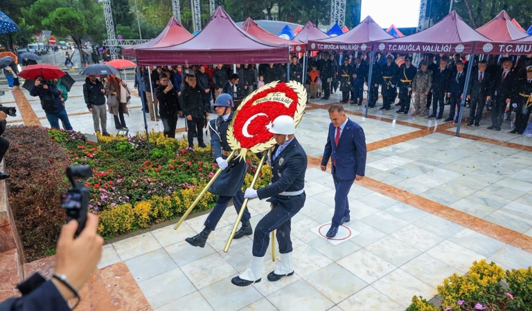 CUMHURİYETİMİZİN 103. YIL DÖNÜMÜ KUTLAMALARI ÇELENK SUNMA TÖRENİYLE BAŞLADI