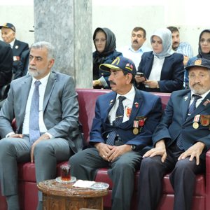 Halk Ozanları ve Gazilerden Huzurevi Sakinlerimize Anlamlı Ziyaret: Gönüllerince Eğlendiler - fotoğraf 2