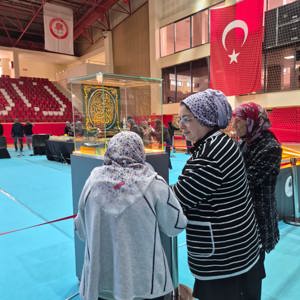 Isparta Engelsiz Yaşam Bakım ve Aile Danışma Merkezimiz Engelsiz Yaşam evlerimizden hizmet alan özel gereksinimli bireylerimizle '' Mukaddes Emanetler  Sergisi'ni ''  ziyaret ettik.  - fotoğraf 4