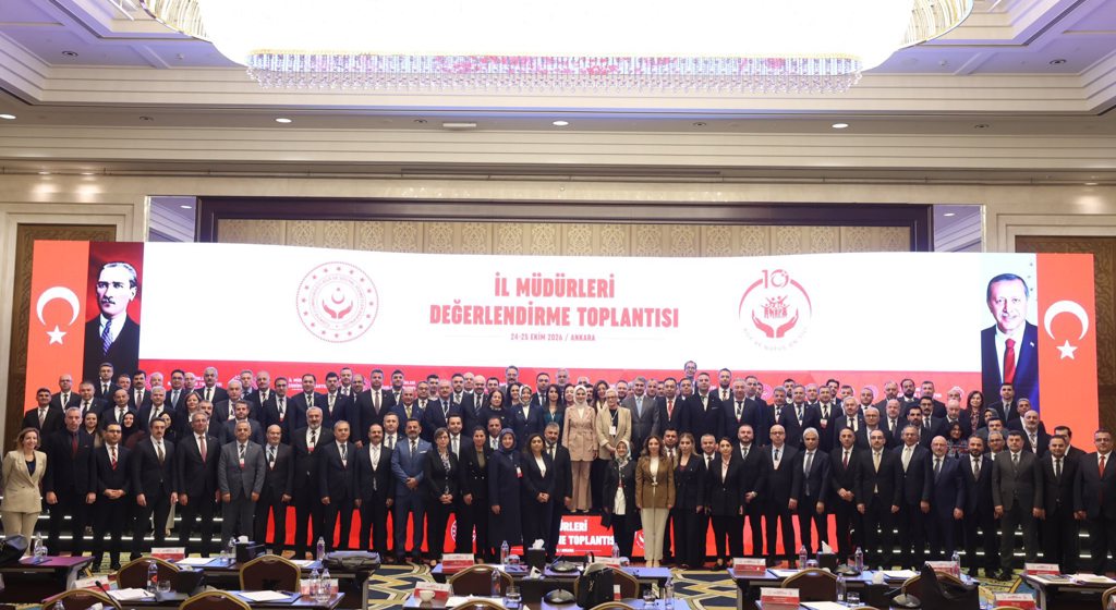 İl Müdürleri Değerlendirme Toplantısı, Ankara  İki gün boyunca illerimizdeki faaliyetlerimizi ve sosyal hizmetlerimizi daha ileri bir seviyeye taşıyacak adımları istişare ettiğimiz toplantımızı tamamladık.  Biliyoruz ki İl Müdürlerimiz, sosyal devlet anlayışımızın sahadaki yansıması, hizmet zincirimizin önemli bir halkasıdır.  Ülkemizin her köşesinde aynı kararlılıkla çalışmayı, 86 milyon vatandaşımızın omzundaki el olmayı sürdüreceğiz.