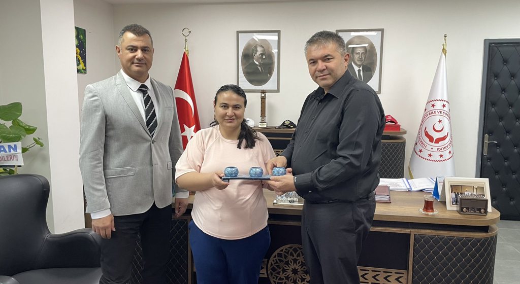 Nihat Sözmen Engelli Bakım ve Rehabilitasyon Merkezimizden hizmet alan özel bireylerimiz, İl Müdürümüz Sayın Tolga Nacar’ı ziyaret etti.  Samimi bir ortamda gerçekleşen ziyarette, keyifli bir sohbet eşliğinde güzel anlar paylaşıldı. Özel bireylerimizin içten gülümsemeleri ve mutlulukları, buluşmaya ayrı bir anlam kattı